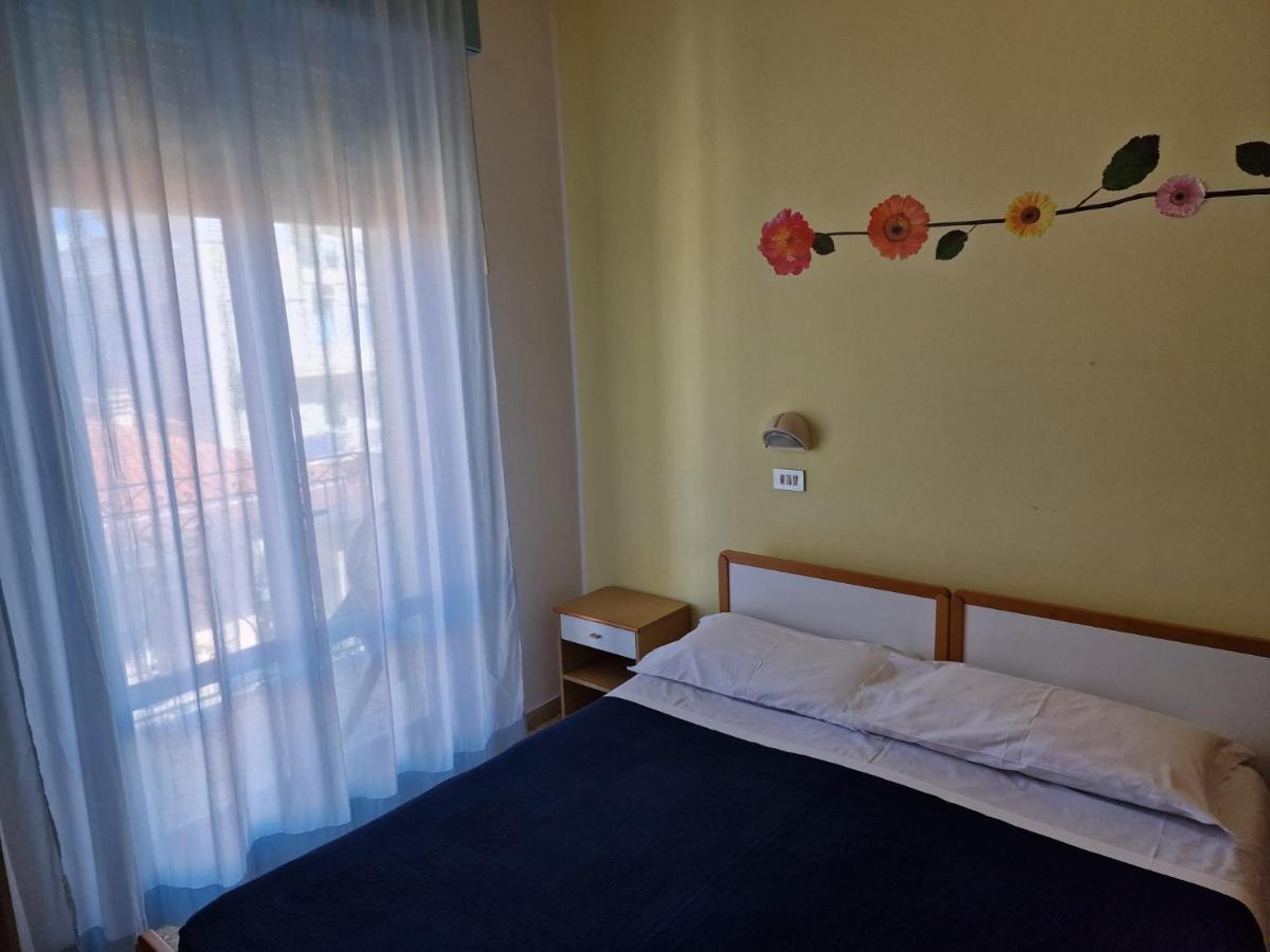 Hotel Clara Rimini Esterno foto