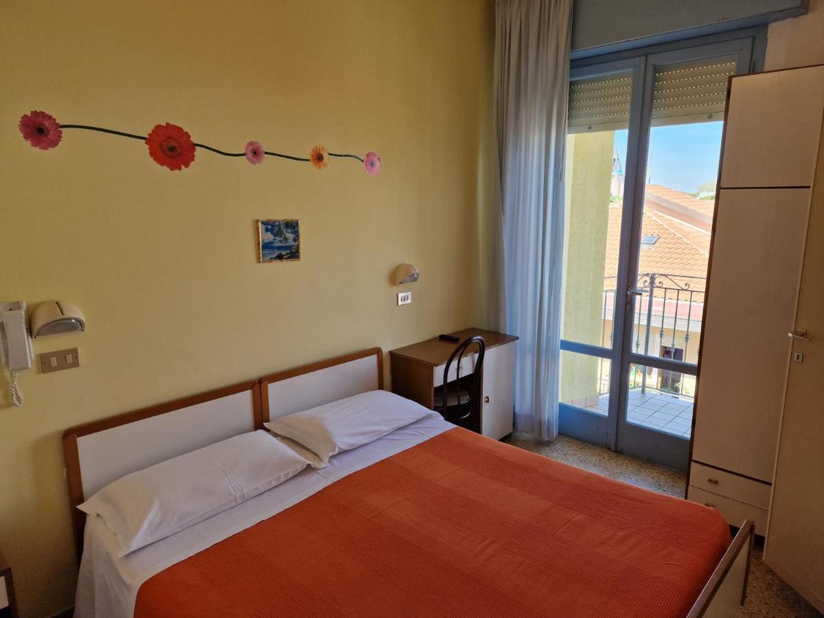 Hotel Clara Rimini Esterno foto
