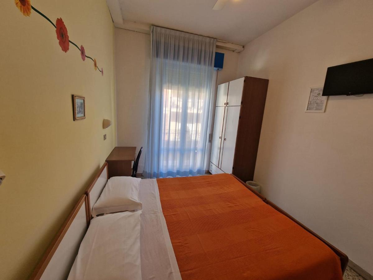 Hotel Clara Rimini Esterno foto